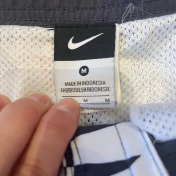 Three designer cargo Bermuda shorts for men, Nike, billabong and Tommy Hilfiger - Picture 5 of 16